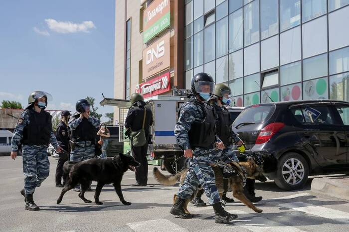 В Москве полиция проверяет сообщение о 20 гранатах в мусорке возле ТЦ