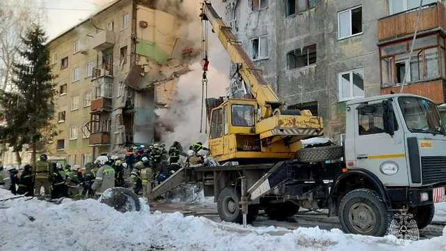 Число погибших после взрыва газа в пятиэтажке в Новосибирске выросло до 12