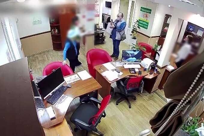 В Уфе мошенники вынудили женщину ограбить два офиса микрозаймов